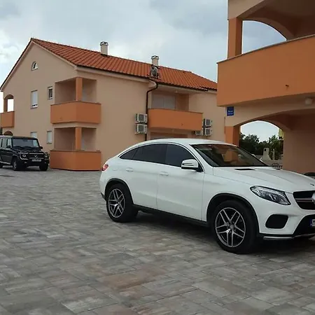 Lucky アパート ヴィル