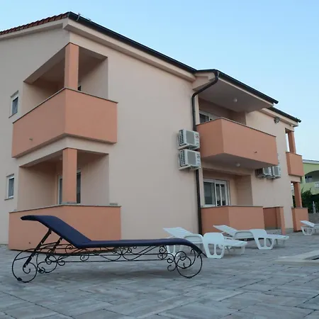 アパート Lucky ヴィル